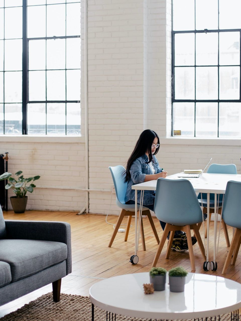 Kolleginnen arbeiten im stilvollen Großraumbüro