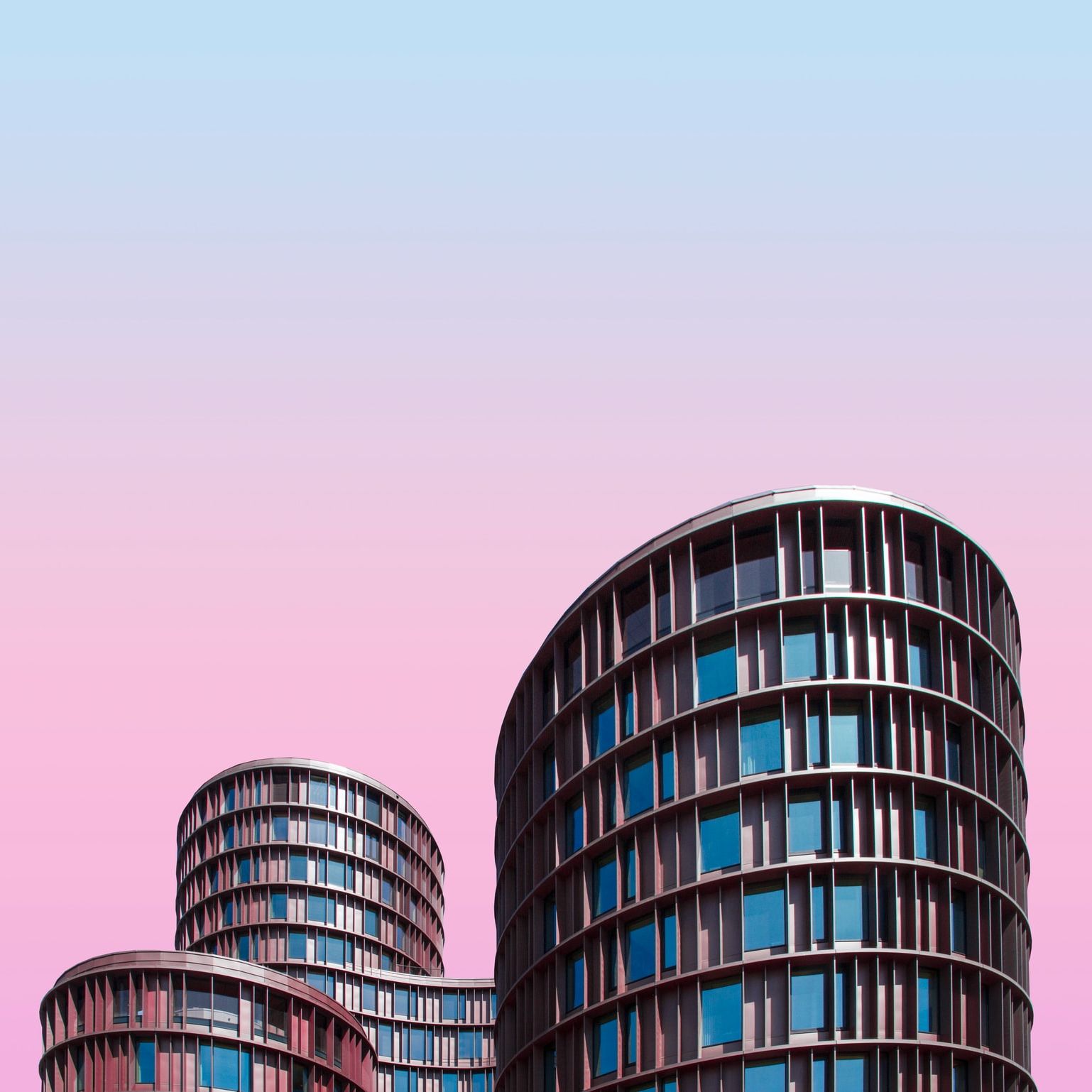 Moderne Bibliothek vor lila Himmel