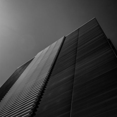 Modernes Haus vor rosa Himmel