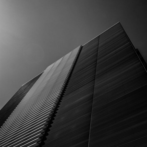 Moderne Architektur vor rosa Himmel